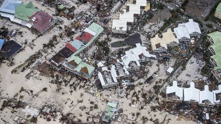 Une vue aérienne de l'île de Saint-Martin, dans les Antilles, dévastée par le passage de l'ouragan Irma, le 6 septembre 2017. Les dégâts provoqués par cet ouragan ainsi que celui baptisé Maria ont été estimés à plus 2 milliards d'euros&nbsp;sur les îles de Saint-Martin et de Guadeloupe. (HOLLANDSE HOOGTE / SIPA)