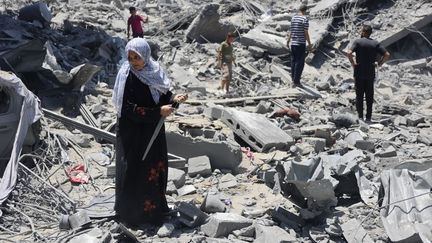 Des Palestiniens inspectent les ruines d'un bâtiment après un bombardement de l'armée israélienne sur le camp de réfugiés d'al-Shati (bande de Gaza), le 22 juin 2024. (OMAR AL-QATTAA / AFP)