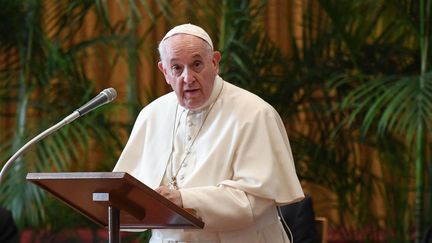 Le Pape François au Vatican, lors de la réception des participants de la COP 26, le 4 octobre 2021. (ALESSANDRO DI MEO / AFP)