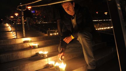 De nombreux Lyonnais ont spontanément&nbsp;installé des lumignon&nbsp;sur les places et dans les rues de la ville. (MAXPPP)