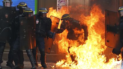 Un CRS touché par&nbsp;des&nbsp;cocktails Molotov, à Paris, le 15 septembre 2016. Le fonctionnaire a été brûlé à la jambe. (THOMAS SAMSON / AFP)