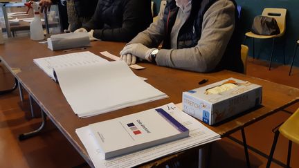 Un bureau de vote lors du premier tour des élections municipales, à Brive-la-Gaillarde (Corrèze), le 15 mars 2020.&nbsp; (NICOLAS BLANZAT / FRANCE-BLEU LIMOUSIN)