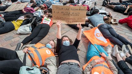 Les sages-femmes mobilisées pour dénoncer leurs conditions de travail, le 5 mai 2021, lors de la Journée internationale de la sage-femme, à Toulouse (Haute-Garonne).&nbsp; (FREDERIC SCHEIBER / HANS LUCAS / AFP)