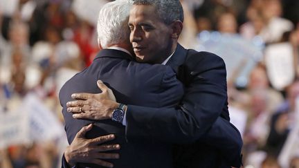 M&ecirc;me si IRL, c'est surtout &agrave; Bill Clinton qu'il a fait un gros "hug"... (LARRY DOWNING / REUTERS)