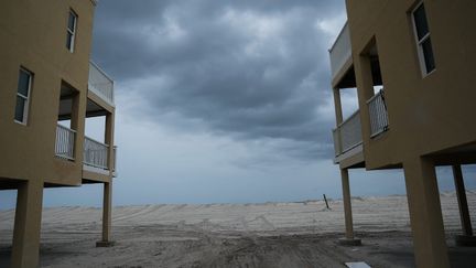 Une vue de la plage à St Petersburg en Floride, le 8 octobre 2024 avant le passage de l'ouragan Milton. (BRYAN R. SMITH / AFP)