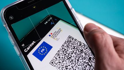 Un pass sanitaire sur un smartphone, le 3 février 2022. (RICCARDO MILANI / HANS LUCAS / AFP)