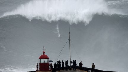 Le Br&eacute;silien Carlos Burle surfe une vague g&eacute;ante provoqu&eacute;e par la temp&ecirc;te Christian, le 28 octobre 2013 &agrave; Nazar&eacute; (Portugal). (FRANCISCO LEONG / AFP)