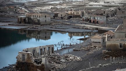 Aceredo, village englouti en Espagne à cause de la création d'un barrage réapparaît suite à la sécheresse. (MIGUEL RIOPA / AFP)