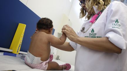 Une petite fille frappée de microcéphalie, au Brésil, en février 2016. (DIEGO HERCULANO / BRAZIL PHOTO PRESS / AFP)