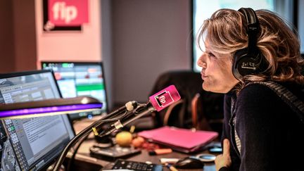 La radio FIP, et sa sélection musicale prodigieuse. Une chaîne de Radio France que l'on peut écouter dans le monde entier sur internet, avec ses radios thématiques. Ici Jane Villenet est au micro, dans les studios de FIP à la maison de la radio, le 21 décembre 2020.
 (STEPHANE DE SAKUTIN / AFP)