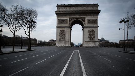 Aucune voiture en vue sur la place de l'Etoile, à Paris, où la circulation est habituellement très dense, le 17 mars 2020. (JOEL SAGET / AFP)