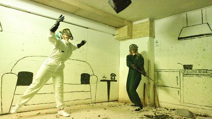 Deux personnes dans une "rage room" cassent des objets pour se défouler, à Athenes (Grèce). Photo d'illustration. (CHRIS KISSADJEKIAN / XINHUA / MAXPPP)