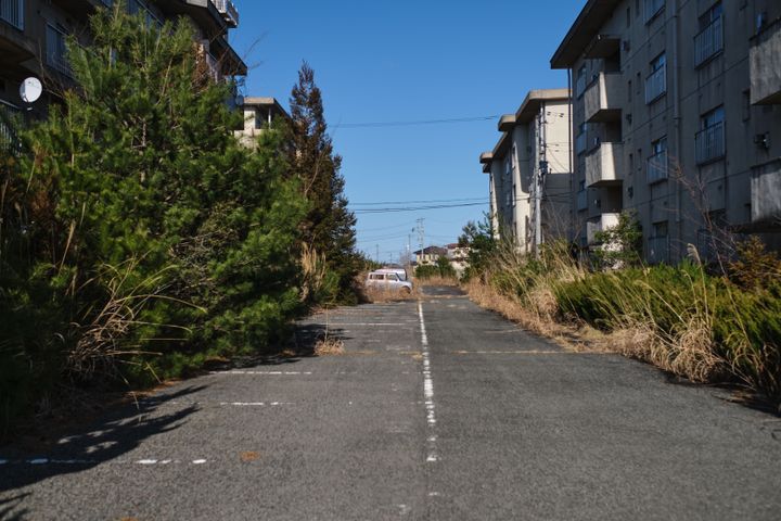 Des immeubles d'habitation abandonnés à l'intérieur de la zone réglementée de Fukushima, le 3 mars 2021 à Namie. (NICOLAS DATICHE / SIPA)