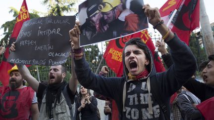 Des manifestants crient&nbsp;leur col&egrave;re et expriment leur solidarit&eacute; aux victimes de la catastrophe de la mine de Soma, &agrave; Istanbul (Turquie), jeudi 15 mai 2014. (JODI HILTON / NURPHOTO)