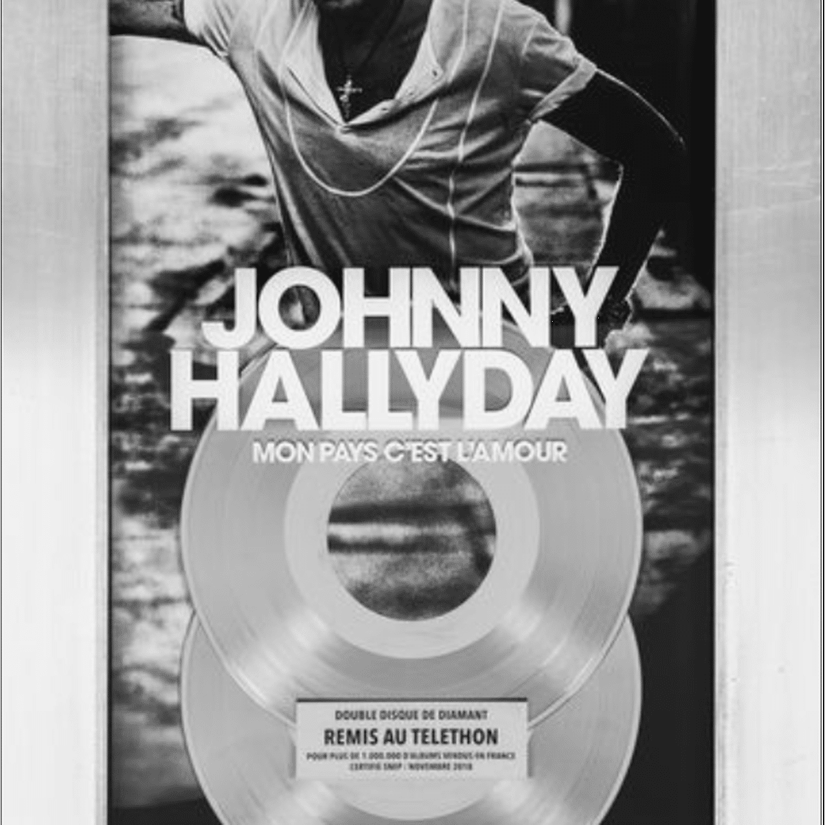 Mon pays c'est l'amour : le dernier double album de platine de Johnny  Hallyday aux enchères pour le Téléthon