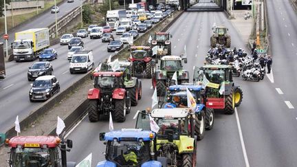 &nbsp; (Des agriculteurs venus manifester, sur le périphérique parisien © Maxppp)