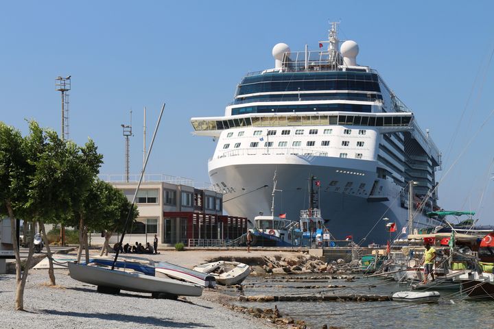 Des migrants attendent l'heure de leur d&eacute;part pour Kos (Gr&egrave;ce), le 21 ao&ucirc;t 2015 &agrave; Bodrum (Turquie). (BENOIT ZAGDOUN / FRANCETV INFO)