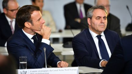 Le président de la République, Emmanuel Macron, et le président de la région Hauts-de-France, le 22 novembre 2019 à Nesle (Somme). (CHRISTOPHE ARCHAMBAULT / AFP)