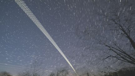 Starlink fournit un accès Internet grâce à une constellation de satellites comportant des milliers de satellites de télécommunications placés sur une orbite terrestre basse. (La pose longue de la photo démultiplie l'image mais permet de distinguer les satellites des étoiles) (CHRISTIAN BRUNA / EPA)