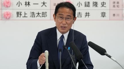 Fumio Kishida, le Premier ministre du Japon, au siège de son parti à Tokyo (Japon), le 10 juillet 2022. (TORU HANAI / AFP)