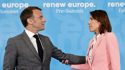 Valerie Hayer salue le président français Emmanuel Macron à la veille d’une réunion du groupe Renew Europe avant la conférence européenne sur la défense et la sécurité au siège de l’UE à Bruxelles le 17 avril 2024. (LUDOVIC MARIN / AFP)