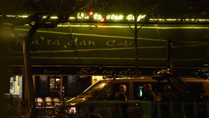 Devant le Bataclan, à Paris, le soir du 13 novembre 2015. (MARTIN BUREAU / AFP)