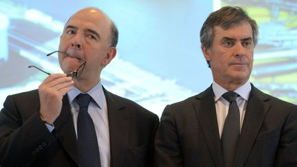 Le ministre de l'Economie, Pierre Moscovici, et l'ancien ministre du Budget, J&eacute;r&ocirc;me Cahuzac, le 1er mars 2013 &agrave; Bercy. (WITT / SIPA)