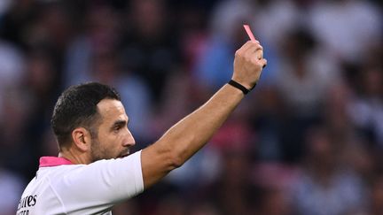 L'arbitre français Mathieu Raynal lors de la Coupe du monde de rugby, en 27 septembre 2023 à Lyon. (SEBASTIEN BOZON / AFP)