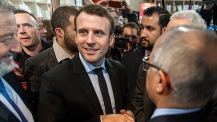 Le 27 mars 2017, Emmanuel Macron, toujours accompagné d'Alexandre Benalla, effectue une visite à la Foire du livre de Paris, dans la dernière ligne droite de sa campagne présidentielle.&nbsp; (KARINE PIERRE / HANS LUCAS)