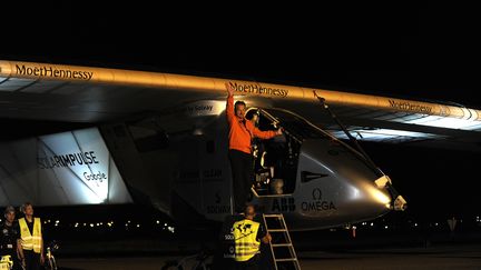 Le pilote suisse André Borschberg devant l'avion Solar Impulse 2 à l'aéroport de Séville&nbsp;(Espagne), le 11 juillet 2016. (CRISTINA QUICLER / AFP)