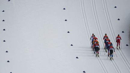 Des skieuses participent à la course de relais féminine de 4x5 km lors des Championnats du monde de ski nordique de la FIS à Oberstdorf, dans le sud de l'Allemagne, le 4 mars 2021. (CHRISTOF STACHE / AFP)