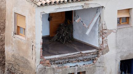 Ces inondations ont détruit des maisons, comme ici à Letur (Castille-La Manche), obligeant des habitants à fuir dans l'urgence. (OSCAR DEL POZO / AFP)