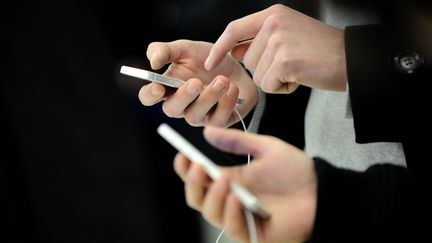 Des personnes utilisent des t&eacute;l&eacute;phones d'Apple, &agrave; Saint-Herblain (Loire-Atlantique), le 5 novembre 2012. (JEAN-SEBASTIEN EVRARD / AFP)