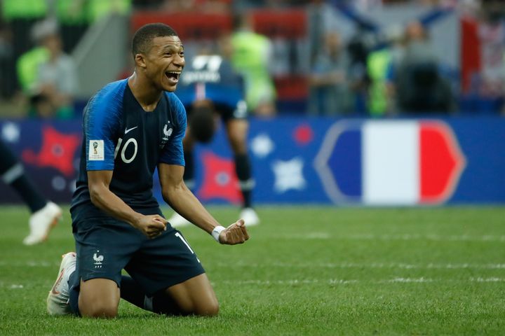 La joie de l'attaquant Kylian MBappé après la victoire des Bleus en finale de la Coupe du monde contre la Croatie, dimanche 15 juillet 2018. (ODD ANDERSEN / AFP)