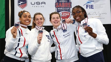 L'équipe de France féminine (de gauche à droite :&nbsp;Margaux Rifkiss, Manon Brunet, Cécilia Berder, Sarah Noutcha), pose avec sa médaille d'or à la coupe du monde de de sabre en équipe, le 26 janvier 2019 à Salt Lake City aux Etats-Unis. (GETTY IMAGES)