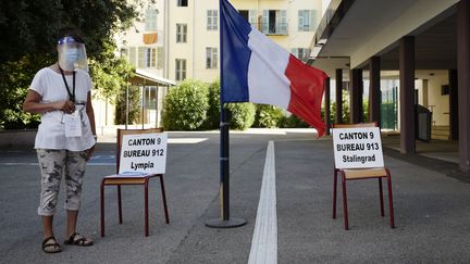 Un bureau de vote à Nice, lors du second tour des élections municipales, le 28 juin 2020.&nbsp; (VALERY HACHE / AFP)