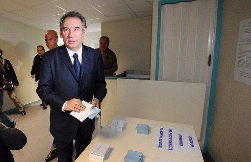 François Bayrou vote pour le second tour de la présidentielle, à Pau, le 6 mai 2012. (AFP - Pierre Andrieu)