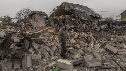 A resident next to a house destroyed following a Russian bombing in kyiv, Ukraine, December 11, 2023. (ROMAN PILIPEY / AFP)