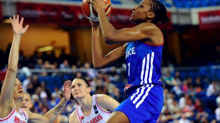 Sandrine Gruda sera encore l'arme offensive n°1 des Bleues face aux Russes (ATTILA KISBENEDEK / AFP)