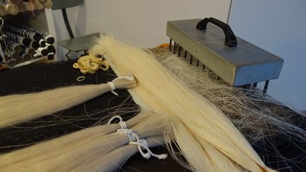 Le crin arrive à Challes en panaches blond, gris foncé, gris clair, noir (c'est-à-dire que les crins de la queue de cheval sont liés entre eux). Les brins sont alors triés : ainsi, la mèche blonde est déposée sur un tissu noir pour faire contraste. On ôte, alors, les impuretés, brin par brin, à l’aide d’une pince à épiler.
 
 (Corinne Jeammet)