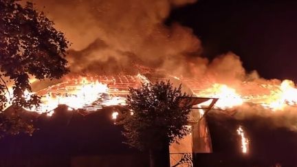 À Chanteloup-les-Vignes, dans les Yvelines, des violences urbaines ont éclaté samedi 2 novembre. Un chapiteau a été incendié. (France 2)