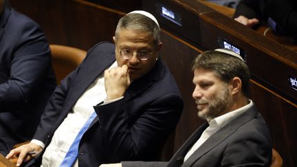 Itamar Ben-Gvir (à gauche) et Bezalel Smotrich, assistent à une session spéciale au Parlement israélien de la Knesset, le 29 décembre 2022. (AMIR COHEN / POOL)