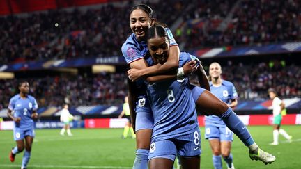 La joueuse du milieu de terrain Grace Geyoro félicitée par Selma Bacha après son but contre les Portugaises, lors du match de Ligue des nations entre la France et le Portugal à Valenciennes, le 22 septembre 2023. (FRANCK FIFE / AFP)