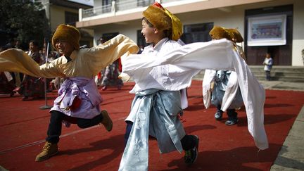 pour la fête du Losar, le Nouvel an tibétain, des garçons dansent dans un camp de réfugiés.
 
 (REUTERS / Navesh Chitrakar)