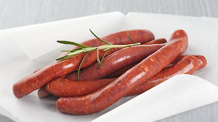 L'alerte concerne des paquets de marque Auchan mis en rayon les jeudi 15 et vendredi 16 octobre 2015 et contenant 6, 12 et 20 merguez. (CHASSENET / BSIP / AFP)