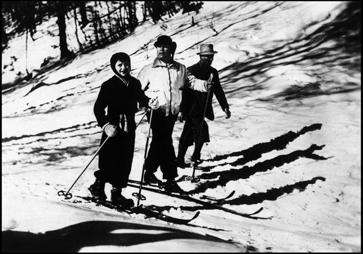 Benito Mussolini, au milieu, sur des skis avec son fils Romano. (LEEMAGE VIA AFP)