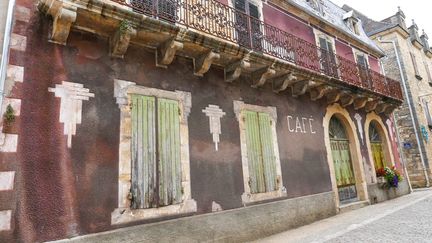 Un café fermé à Villefranche-de-Périgord dans le Lot, en 2019. (TIM SOMERSET / MAXPPP)