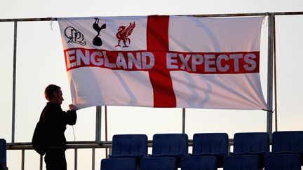 Un supporter anglais accroche un drapeau o&ugrave; est &eacute;crit "l'Angleterre esp&egrave;re" dans le stade de Sofia, en Bulgarie, le 2 septembre 2011.&nbsp; (MICHAEL REGAN / GETTY IMAGES EUROPE)