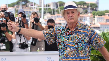 L'acteur Bill Murray, tout en couleur, fait son show et&nbsp;pose devant les photographes le lendemain de la projection du film de Wes Anderson "The French Dispatch" (VALERY HACHE / AFP)