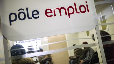 Des personnes attendent dans une agence P&ocirc;le emploi de Pantin (Seine-Saint-Denis), le 25 mars 2013. (FRED DUFOUR / AFP)